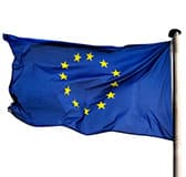la bandiera europea sventola sul diritto all oblio