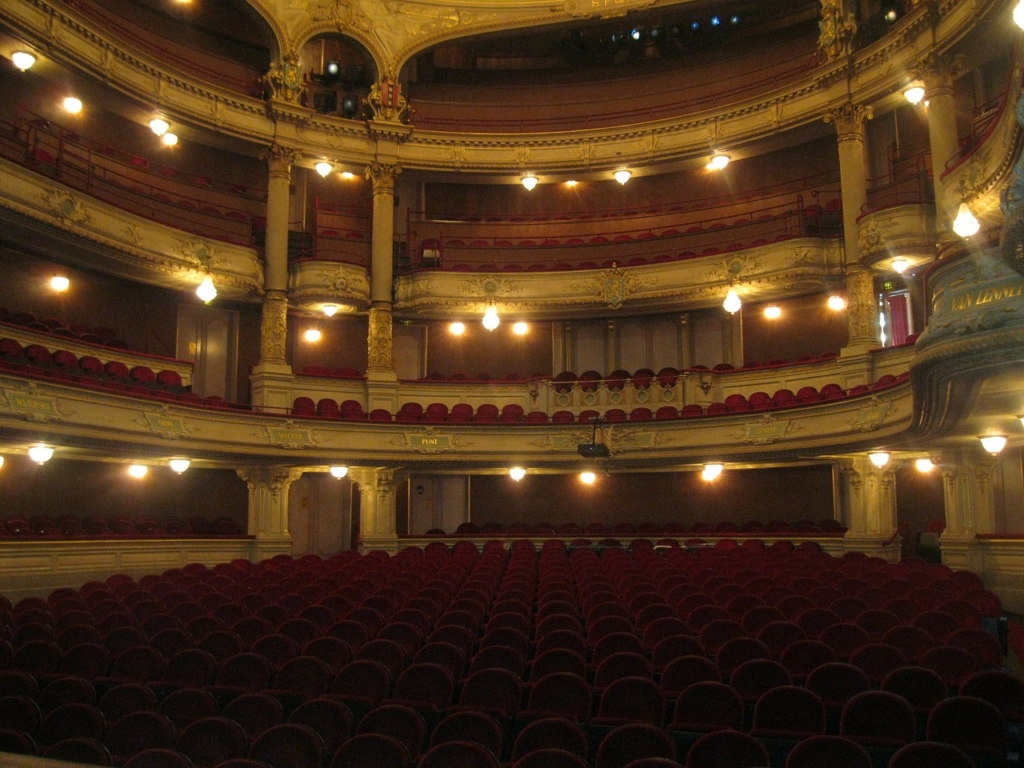 Un teatro visto dal palco degli attori